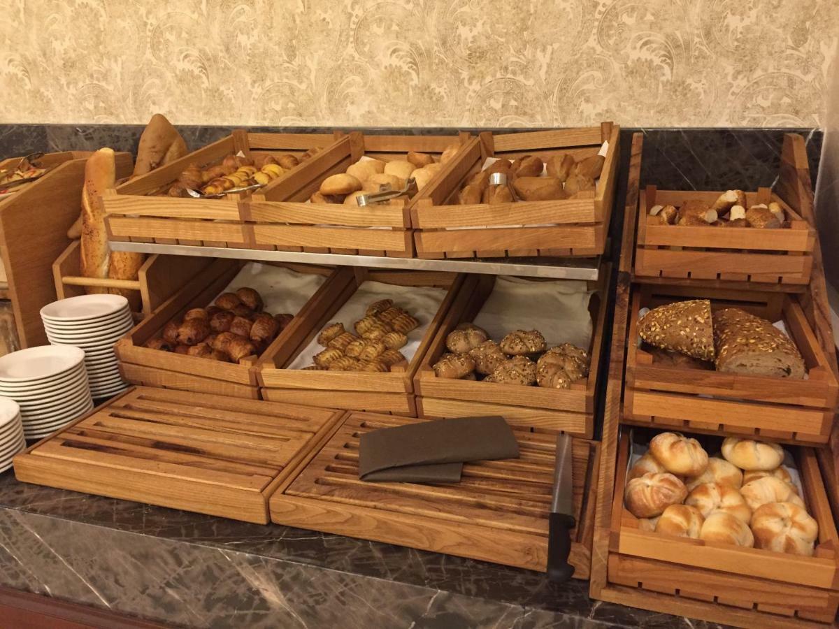 オットマンズ ライフ ホテル デラックス イスタンブール エクステリア 写真 Bread and pastry display at a buffet